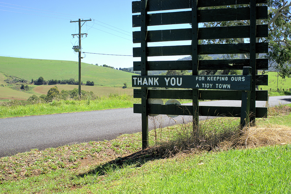 Street sign expressing gratitude for maintaining town tidiness.